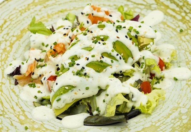 Caesar-Salat mit Tomaten-Huhn und Avocado