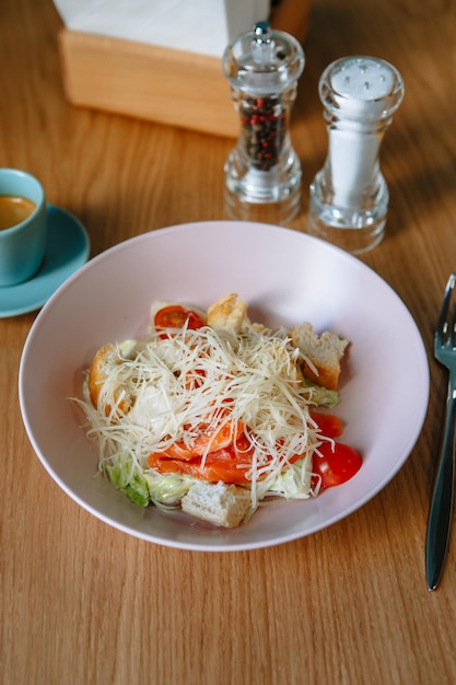 Caesar-Salat steht auf dem Tisch in einem Fast-Food-Café Morgenfrühstück Kaffee