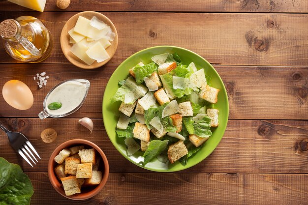 Caesar Salat und Zutaten aus Holz