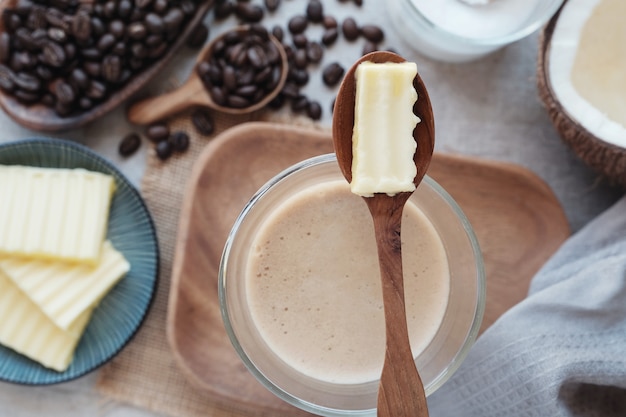 Café à prova de balas, misturado com manteiga alimentada com capim orgânico e óleo de coco mct, alimentos cetogênicos