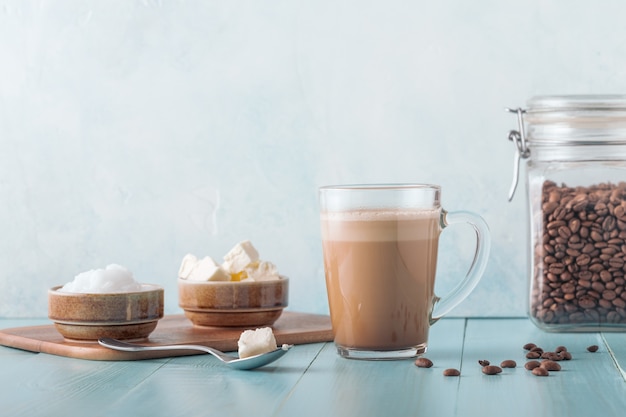 Café à prova de balas, misturado com manteiga orgânica e óleo de coco mct, café paleo, ceto, bebida cetogênica.