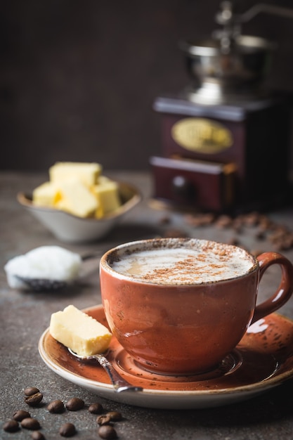 Café à prova de balas, misturado com manteiga orgânica e óleo de coco MCT, paleo, ceto, bebida cetogênica no café da manhã.