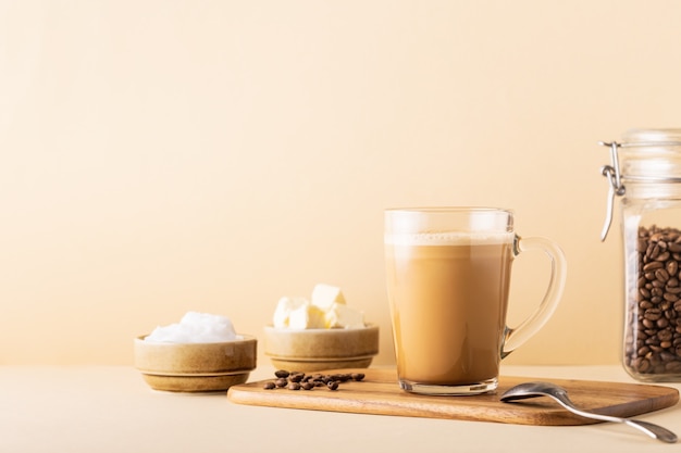 Café à prova de balas, misturado com manteiga orgânica e óleo de coco mct, paleo, ceto, bebida cetogênica no café da manhã.