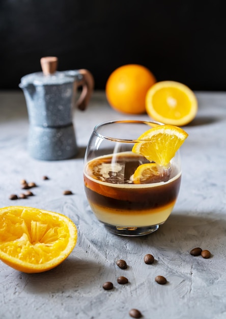 Café de abeja hecho por capas con jugo de naranja de café y sirope de caramelo