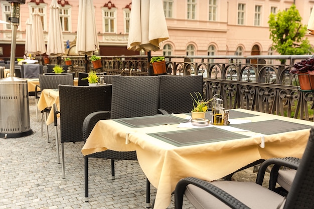 Café aconchegante ao ar livre com móveis de vime, karlovy vary, república tcheca, europa.