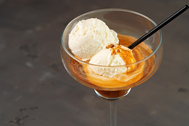 Café affogato com sorvete servido em copo