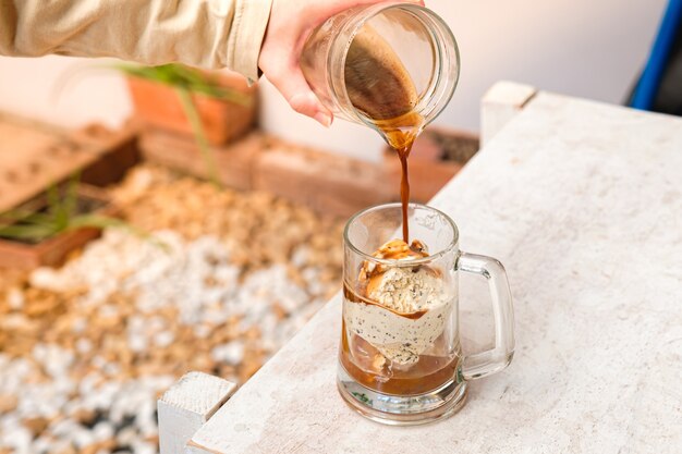 Foto café affogato con helado en un vaso con jardín