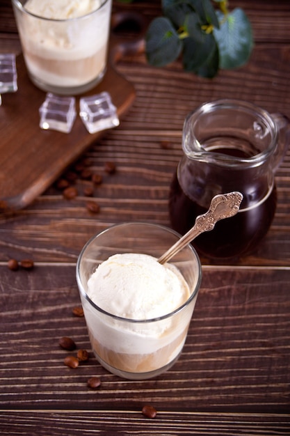 Café Affogato con helado en un vaso sobre la mesa de madera.