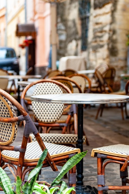 Café al aire libre en el casco antiguo Sillas y mesa en la terraza vacía del café