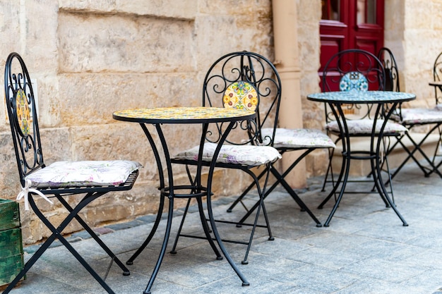 Café al aire libre en el casco antiguo Sillas y mesa en la terraza vacía del café