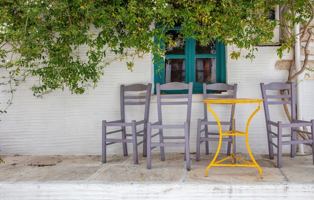 Café al aire libre en Grecia Tinos isla Hora Cyclades Silla sin asiento planta vacaciones de verano