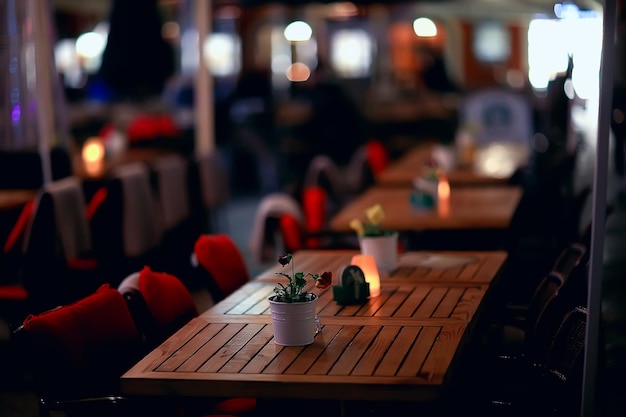 café al aire libre / mesa y servicio en un café al aire libre en París, Francia, comida de verano al aire libre