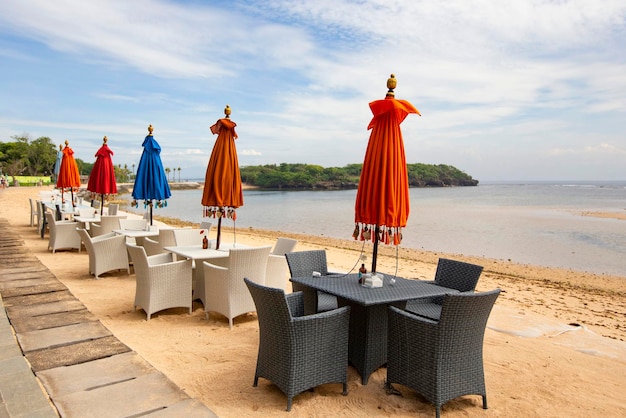 Café al aire libre en la playa de Nusa Dua, Bali, Indonesia