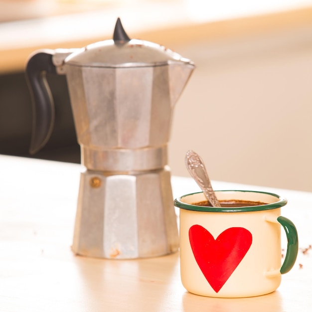 Café al estilo italiano en una mesa de madera