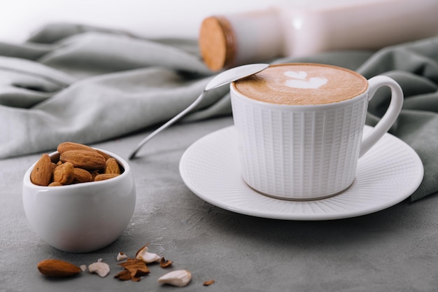 Café con almendras en mesa de piedra