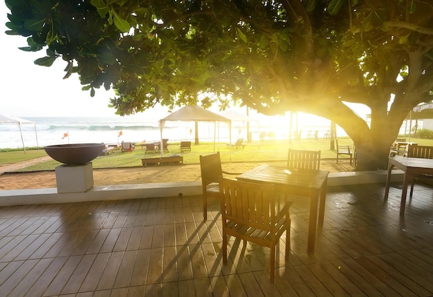 Café am Meer am sonnigen Morgen