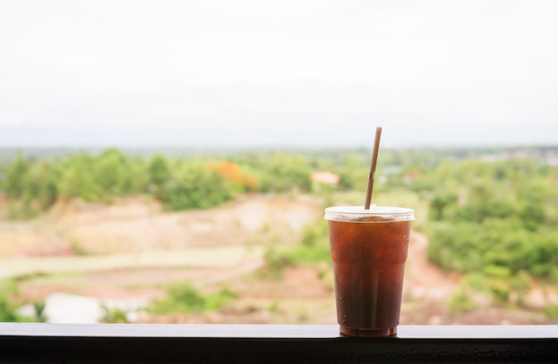 Café americano congelado no fundo da natureza.