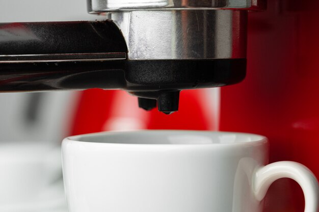 Café Americano derramando da máquina de café em casa