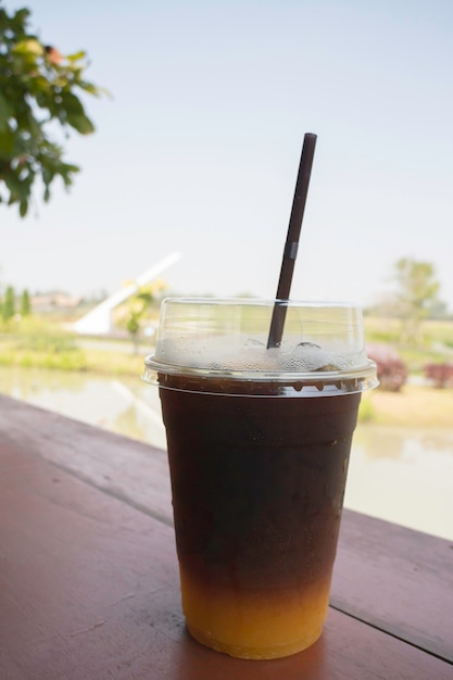 Café americano gelado com suco de laranja fresco, fotografia