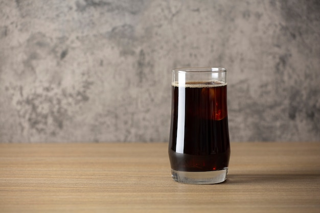 Café americano helado en la mesa de madera en estilo loft de cafetería