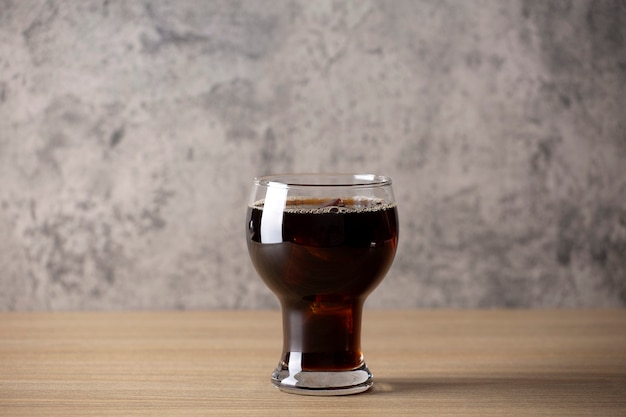 Café americano helado en la mesa de madera en estilo loft de cafetería