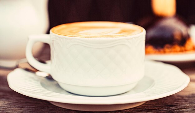 Foto café amoroso. xícara de cappuccino fresco. cappuccino em uma xícara, latte quente, café delicioso. hora do café. bebida de café. offee ou xícara de café no café da manhã.