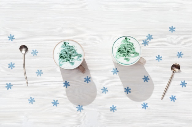 Café de año nuevo en madera con copos de nieve