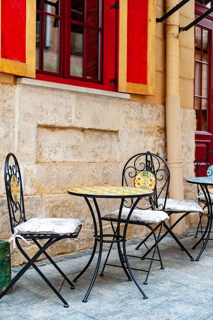 Café ao ar livre na cidade velha Cadeiras e mesa no terraço vazio no café