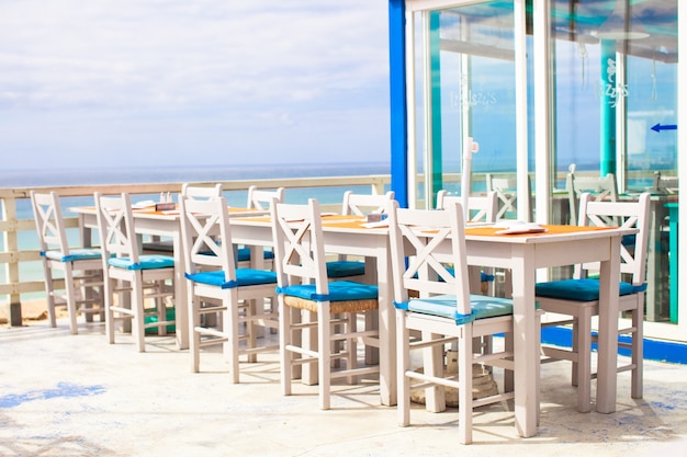 Café ao ar livre na praia na costa Atlântica