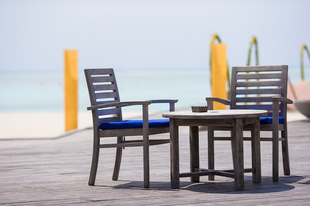 Café ao ar livre vazio de verão na ilha exótica no oceano índico