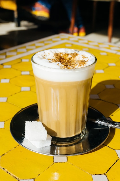 Café árabe com temperos no mercado oriental