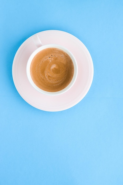 Café aromático caliente sobre fondo azul flatlay