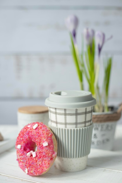 Café aromático con donut rosa