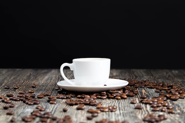 Café aromático em uma xícara branca durante uma refeição