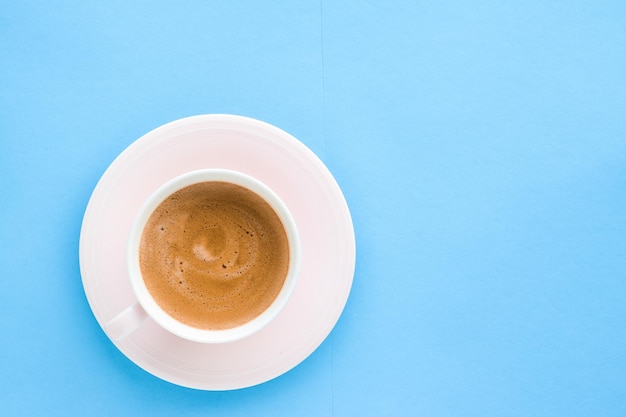 Café aromático quente em flatlay de fundo azul