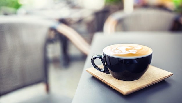 Café y arte latte en la terraza de la mesa en el restaurante.