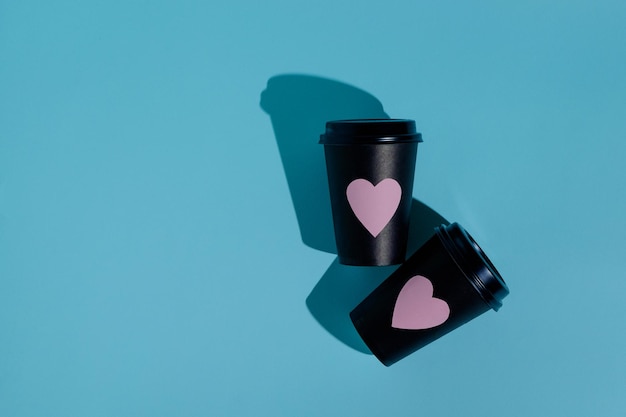 Café artesanal o tazas de té con corazones en la vista superior de fondo azul Café del día de San Valentín