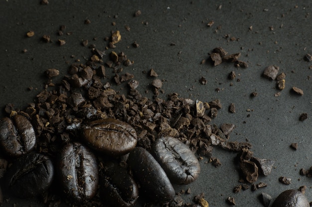 El café asado en textura negra cerca encima de fondo.