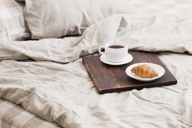 Café en bandeja en la cama en dormitorio