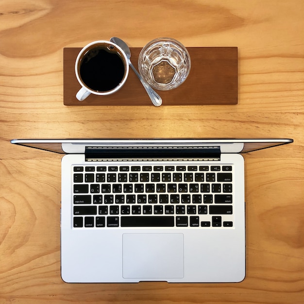 café y beber agua en el fondo de la mesa de madera