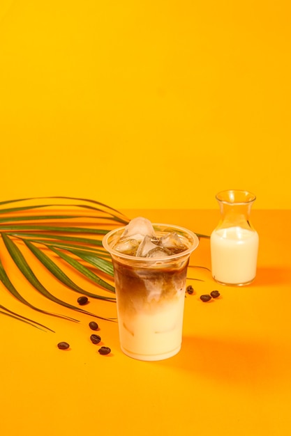 Café bebida de verão com leite fresco coberto com boba