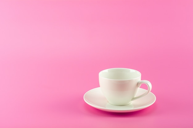 Café blanco de cerámica en color rosa.