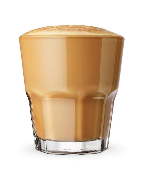Café blanco plano aislado en un vaso transparente