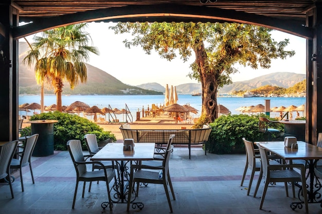 Café-Bogen mit Tischen und Meerblick Marmaris Türkei