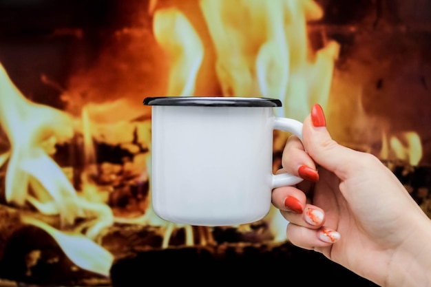 Café branco esmaltado e caneca de chá