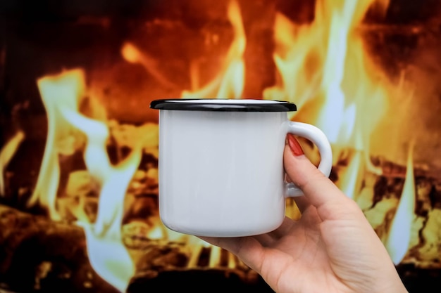 Café branco esmaltado e caneca de chá