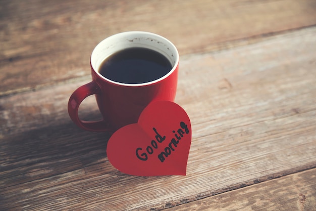 Café con buenos días texto en papel corazón