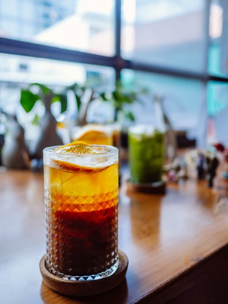 Café Bumble com hortelã gelada e fatia de sumo de laranja Espresso em um copo transparente.