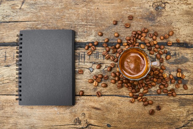 Café, café en grano y cuaderno.