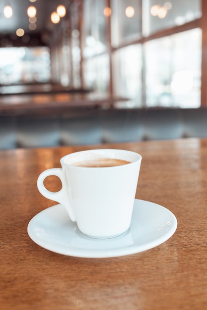 Café en un café en una mesa de madera